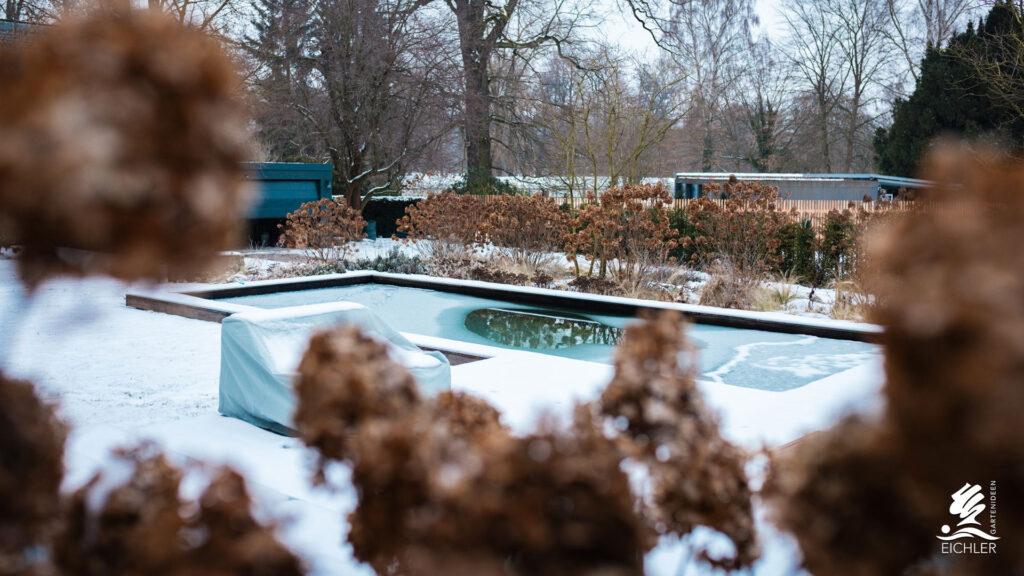 Teilweise zugefrorener Naturpool