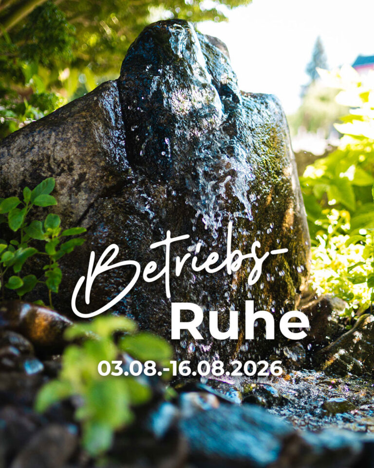 Betriebsruhe 03.08. - 16.08.2026, Bild: Wasserstein in einem sonnigen Garten