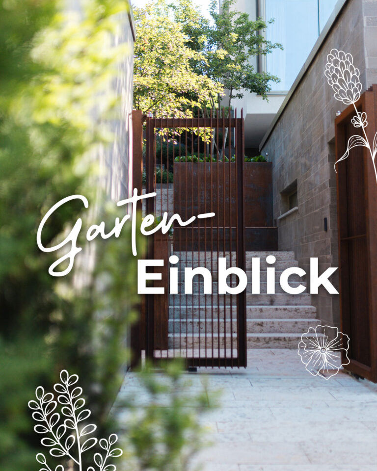 Garteneinblick: Großes Tor aus Cortenstahl führt in einen schönen Garten in Hanglage