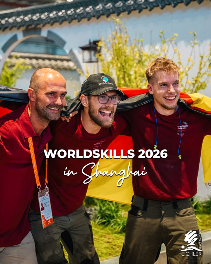 Drei freudestrahlende Teammitglieder halten gemeinsam die deutsche Flagge über ihren Schultern. Im Vordergrund steht der Schriftzug „WORLDSKILLS 2026 in Shanghai“.